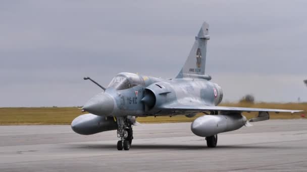 Dassault Mirage 2000. Fransız Hava Kuvvetleri 'nin avcı uçağı pistte taksicilik yapıyor. — Stok video