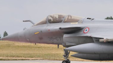 Fransız Hava Kuvvetleri Dassault Rafale savaş uçağı Evreux Hava Üssü pistinde.