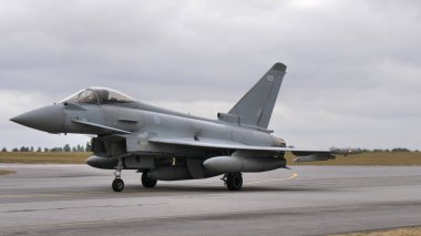 Kraliyet Hava Kuvvetleri 'nden Eurofighter Typhoon pistte taksicilik yapıyor.