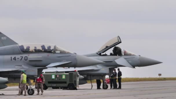 Eurofighter Typhoon parking. Avions militaires et service au sol — Video