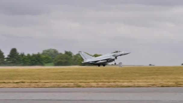 Eurofighter Tajfun Royal Air Force RAF startujący z pasa startowego. Śledź strzał. — Wideo stockowe