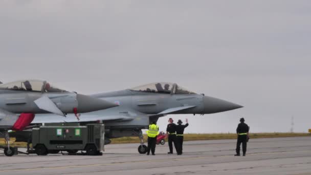 Припаркований Eurofighter Typhoon Royal Air Force з пілотом під керуванням наземної служби — стокове відео