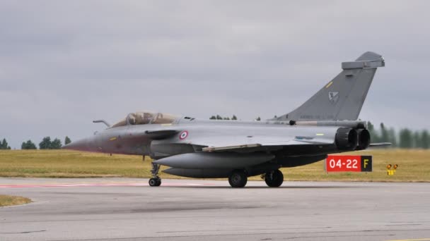 Γαλλική Πολεμική Αεροπορία Dassault Rafale μαχητικό τζετ στην άσφαλτο της αεροπορικής βάσης Evreux Γαλλία — Αρχείο Βίντεο