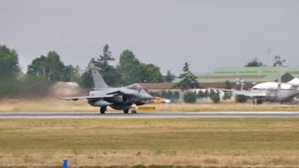 Flygplan tillhörande franska flyg- och rymdstyrkan Dassault Rafale, lyft från startbanan — Stockvideo