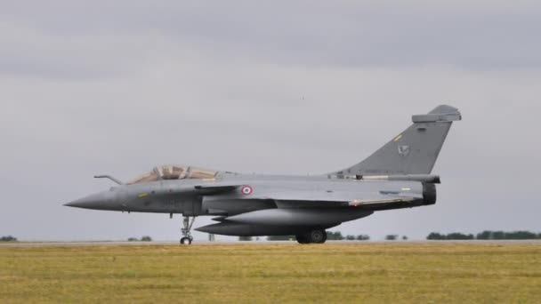 Militära flygplan, Dassault Rafale från franska flygvapnet på flygbasens landningsbana — Stockvideo