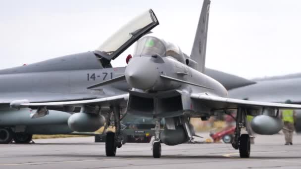 A Spanyol Légierő repülőgépei. Eurofighter Typhoon gurulás a kifutópályán — Stock videók