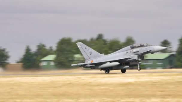 Militaire vliegtuigen Start Eurofighter Typhoon van de Spaanse Luchtmacht, volg schot — Stockvideo