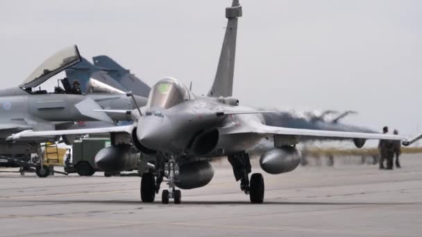 Francuskie siły powietrzne Dassault Rafale myśliwiec na pasie startowym bazy lotniczej Evreux Francja — Wideo stockowe