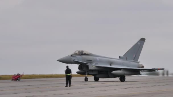 Самолет Eurofighter Королевских ВВС Великобритании припарковался на территории аэропорта — стоковое видео