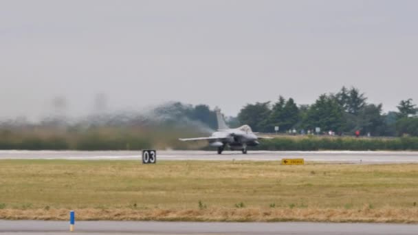 Dassault Rafale från franska flygvapnet accelererar och lyfter från landningsbanan — Stockvideo