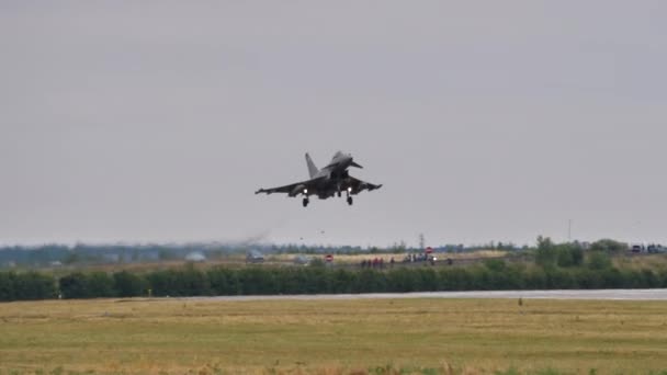 Wojskowy myśliwiec Eurofighter Tajfun lądowania Royal Air Force RAF — Wideo stockowe