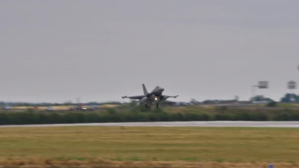 Allmän dynamik F-16A Fighting Falcon av belgisk landning av flygkomponenter — Stockvideo