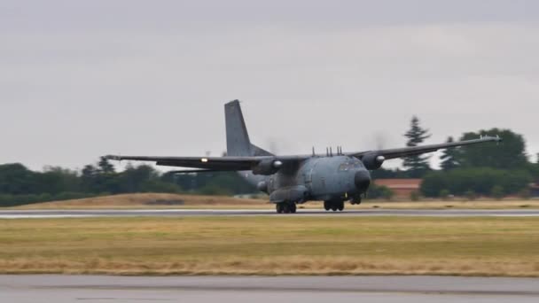 Přistání vojenského letounu Transall C-160G Gabriel, letecká základna Evreux Francie — Stock video