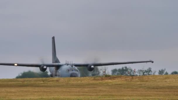 Transall C-160. Vue à distance de l'avion militaire circulant sur la piste. — Video