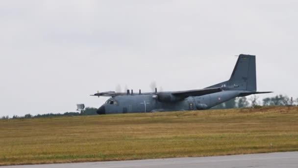 Transall C-160G Gabriel guerre électronique avion militaire circulant sur la piste — Video