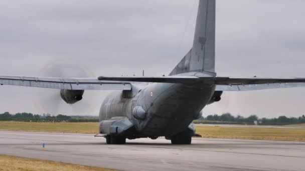 Рідкісний вид військового літака Transall C-160 Gabriel на злітно-посадковій смузі — стокове відео