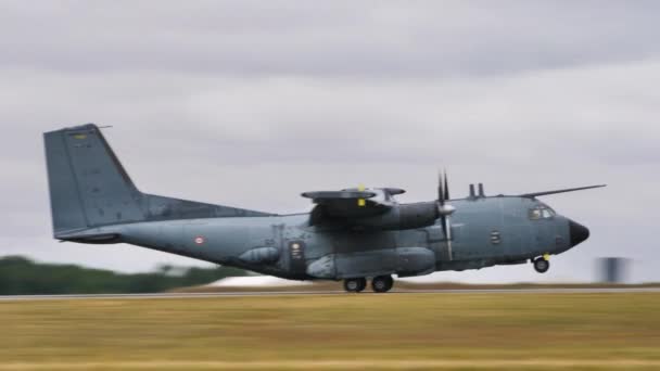 Atterrissage du Transall C-160G Gabriel, avion se promenant sur les roues arrière — Video