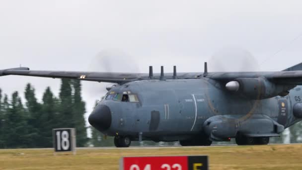 Gros plan, cockpit et fuselage de Transall C-160G Gabriel circulant sur la piste — Video