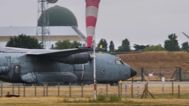 Cerca de la cabina y el fuselaje de Transall c-160 Gabriel en el tamrac — Vídeos de Stock