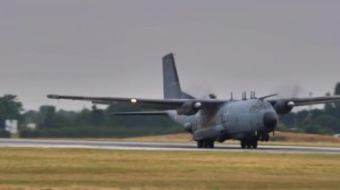 Askeri kargo uçağı. Fransa 'nın Evreux havaalanından kalkan C-160 transferi.