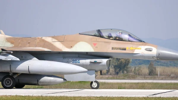 Vista de perto de um jato de caça de Israel armado pronto para decolar — Fotografia de Stock