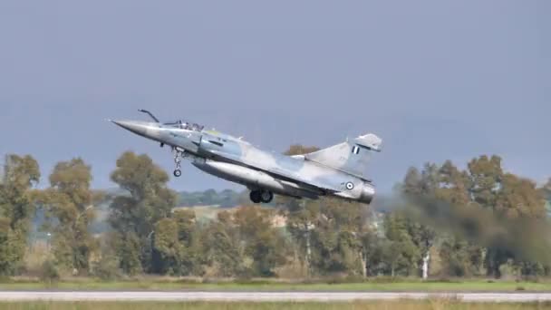 Startuje samolot bojowy Dassault Mirage 2000 EG Hellenic Air Force — Wideo stockowe