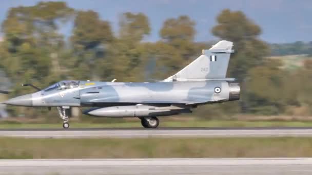 Gri ve mavi renkte savaş uçağı iniş yaparken yan görünüm — Stok video