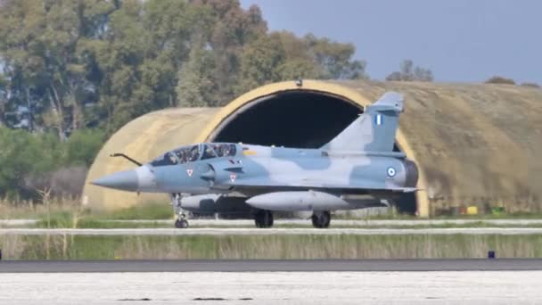 Entrenador biplaza jet de combate vista lateral del avión mientras rodaba en la pista — Vídeos de Stock