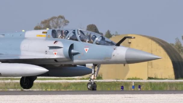 Pilotes militaires dans le poste de pilotage d'un avion de chasse circulant au sol — Video