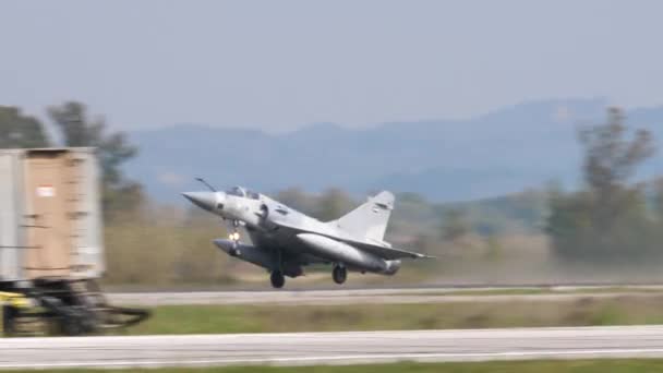 Dassault Mirage 2000 från Förenade Arabemiraten Air Force UAEAF lyfter — Stockvideo