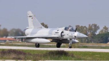 Modern süpersonik jet uçağı kalkışa hazırlanıyor.