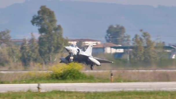 Avión jet de combate con la nariz hasta ralentizar la velocidad después de aterrizar en la base aérea — Vídeos de Stock