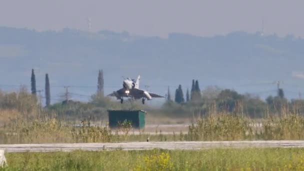 Militair straalvliegtuig met deltavleugels landt op de startbaan van de luchtmachtbasis — Stockvideo