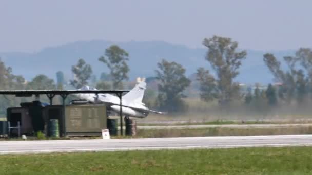 Despegue de alto rendimiento de un avión de guerra monomotor — Vídeo de stock