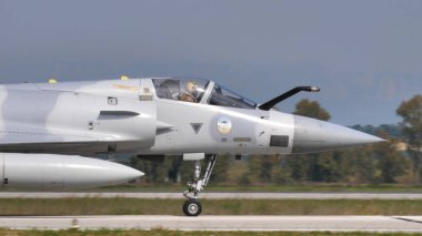 Pistte taksicilik yapan bir savaş uçağının yan görüntüsü