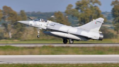 Beyaz ve gri süpersonik bir askeri uçağın profil görüntüsü