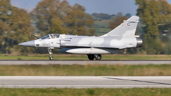 Profile view of a modern single jet engine combat airplane on the runway — Stock Photo, Image