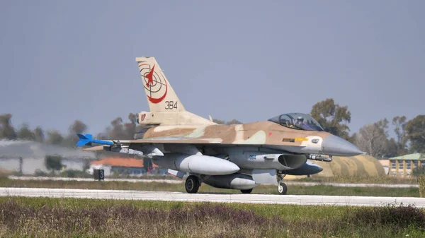 Algemeen Dynamics F-16 C Barak van de Israëlische Luchtmacht IAF in woestijnachtige camouflage — Stockfoto