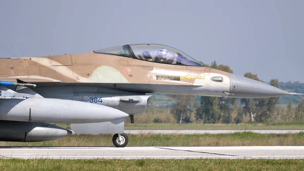 Israëlische militaire jet piloot in de cockpit van een vliegtuig in woestijn camouflage — Stockfoto