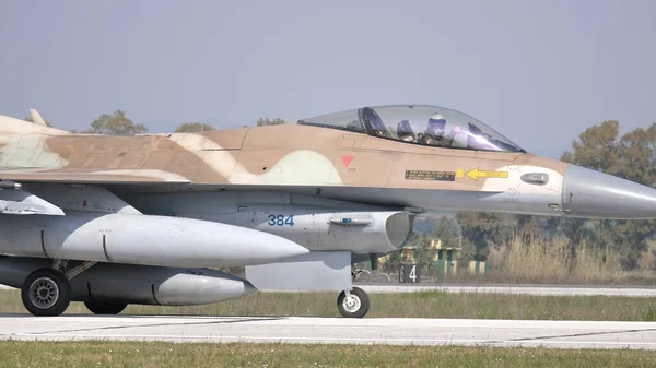 Zijaanzicht van een woestijnbruine gecamoufleerde straaljager op de startbaan — Stockfoto