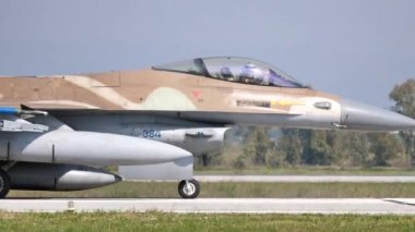 Füzeli bir savaş jetinin kokpitindeki askeri pilotu yakından izleyin.