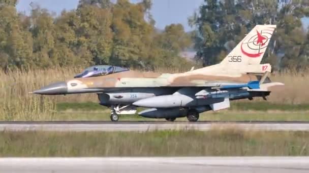 Lockheed Martin F-16 C Barak der israelischen Luftwaffe beim Rollen mit hoher Geschwindigkeit — Stockvideo