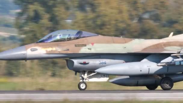 Följ skott närbild av cockpit på en militär jetplan landning — Stockvideo