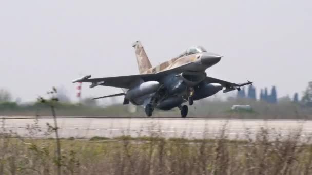 Fighter jet landning med rökning hjul och luftbromsar förlängas — Stockvideo