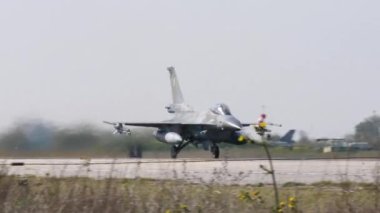 Tek bir jet motorlu askeri uçaktan tam gaz geri besleme gücü.