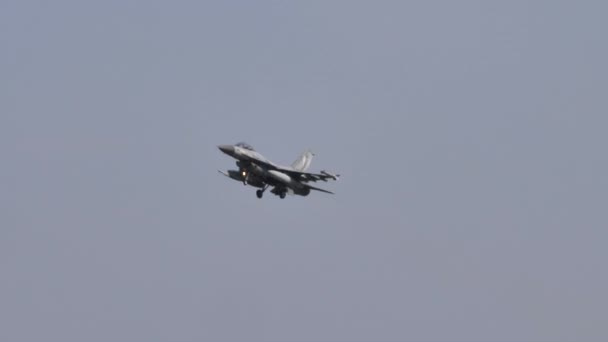 Aviones de combate multifunción en vuelo en el cielo azul después del despegue — Vídeo de stock