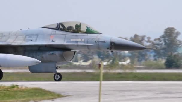 Militärpilot im Cockpit eines metallgrauen Kampfflugzeugs beim Rollen — Stockvideo