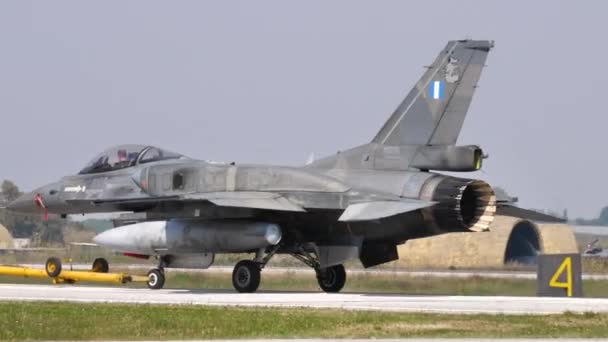 Supersonische straaljager gesleept door een tractor op een NAVO militaire luchthaven — Stockvideo