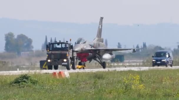 Trekker sleept een modern straaljager vliegtuig op een NAVO vliegbasis — Stockvideo
