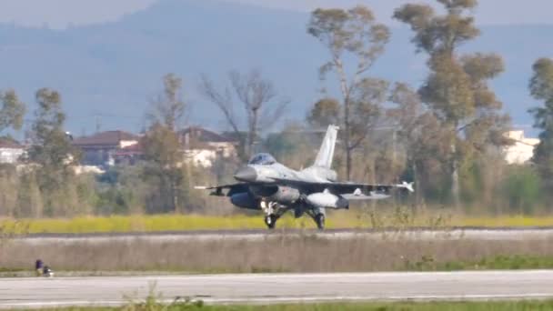 Боевой реактивный самолет F-16 Viper приземлился на авиабазе во время учений — стоковое видео